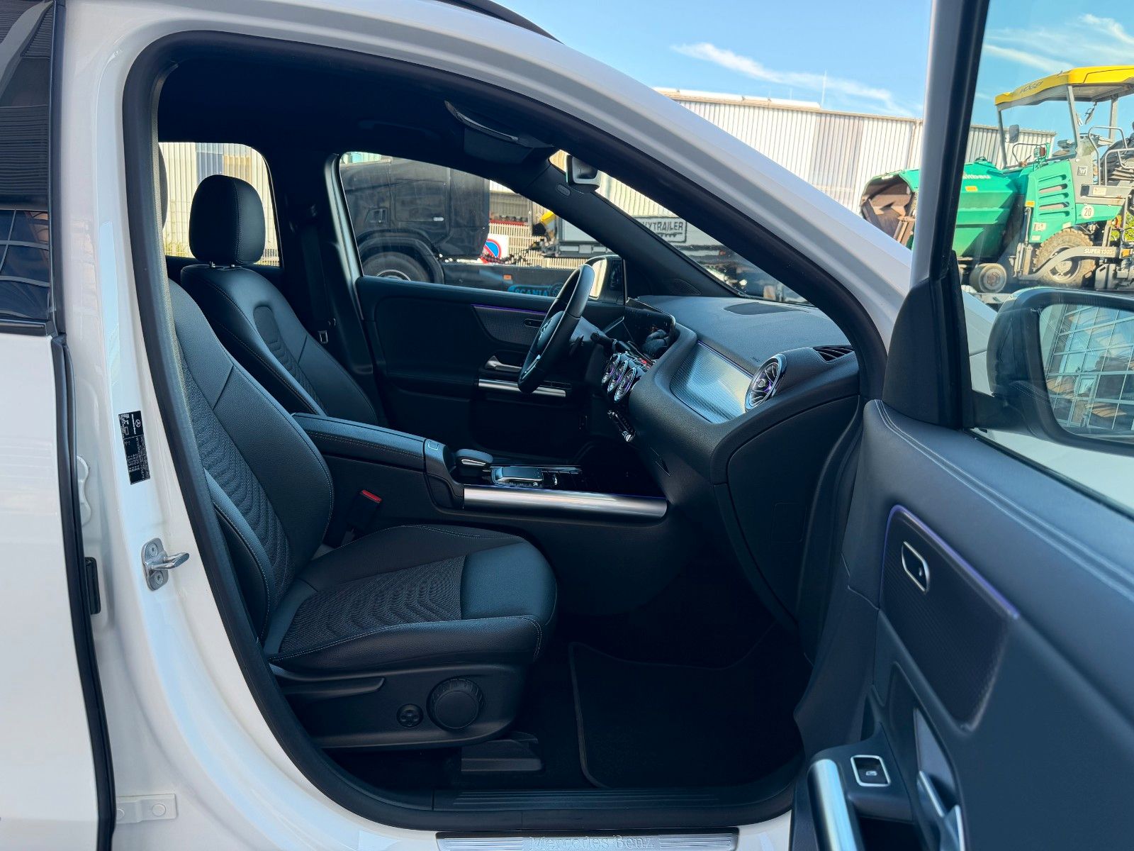 Fahrzeugabbildung Mercedes-Benz EQA 300 4M Progressive+Ambiente+Night+19`+TotW