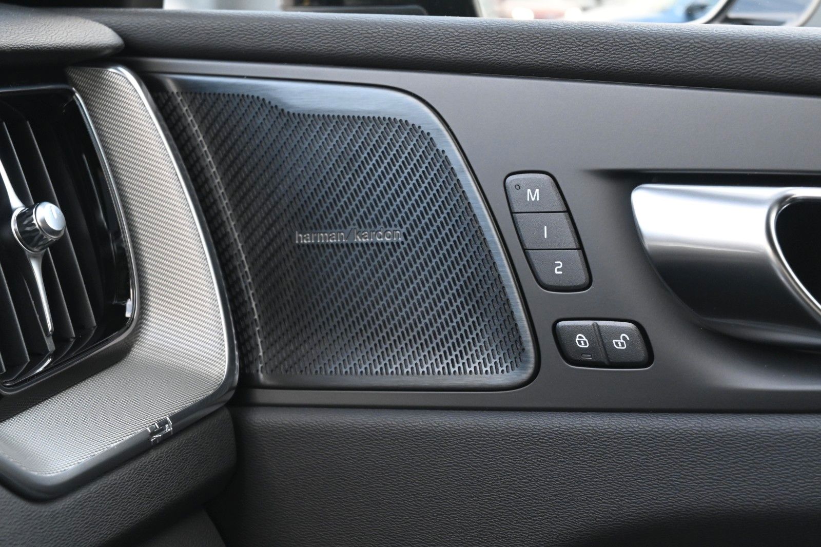 Fahrzeugabbildung Volvo XC60 B5 AWD Plus Dark*FSHZG*360°*H&K*ACC*AHK