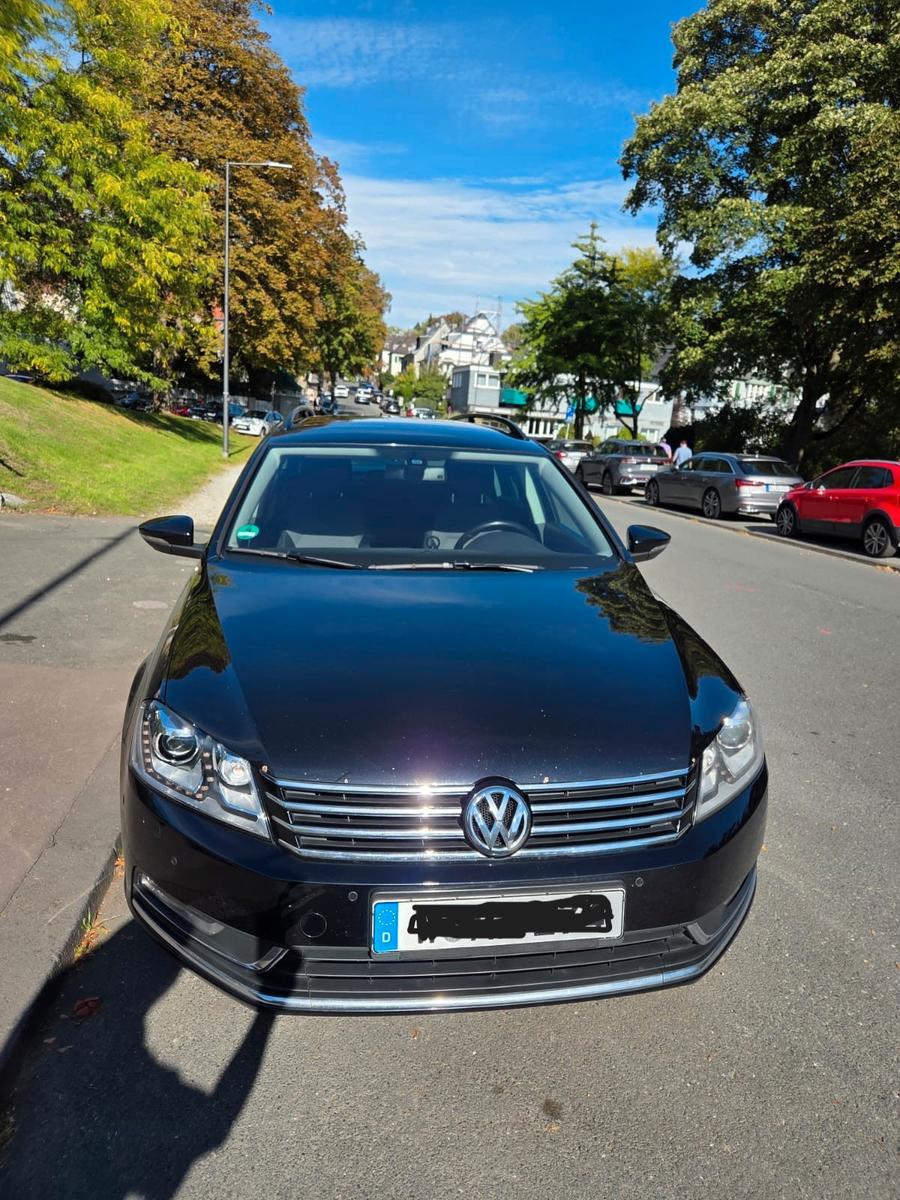 Volkswagen Passat 2011 — салон