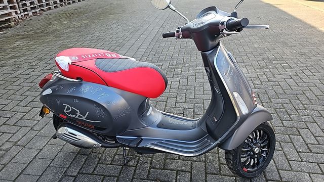 Piaggio Vespa Sprint  RB Leipzig Design Hand Signiert