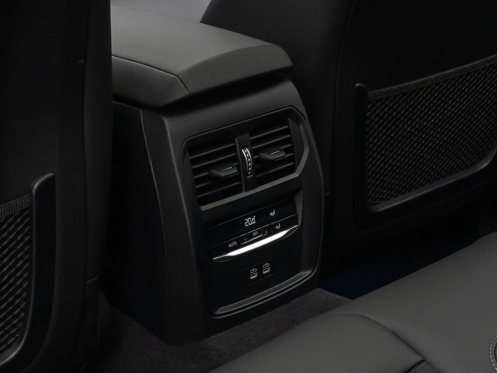 Fahrzeugabbildung BMW 330i Panoram Kamera HUD DAB H/K Komfort Alarm