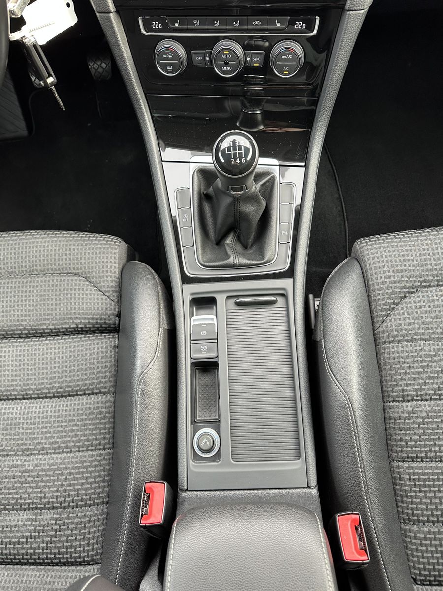 Fahrzeugabbildung Volkswagen Golf VII 2.0 TDI Highline NAV+XEN+LEDER+17ZO+2HD