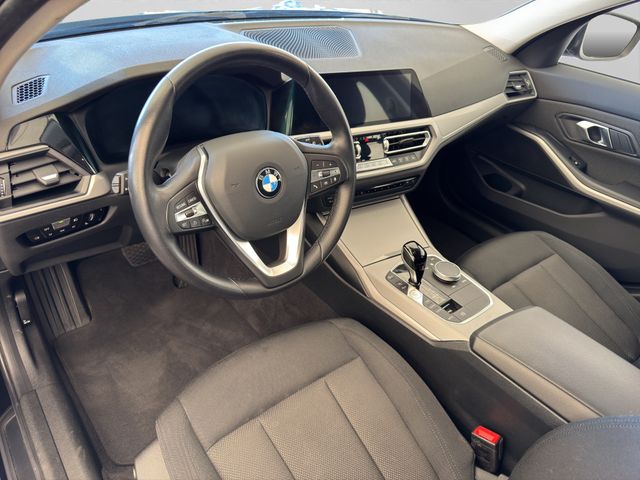 Fahrzeugabbildung BMW 318i Touring Automatik+Advantage+LED+Navi+AHK