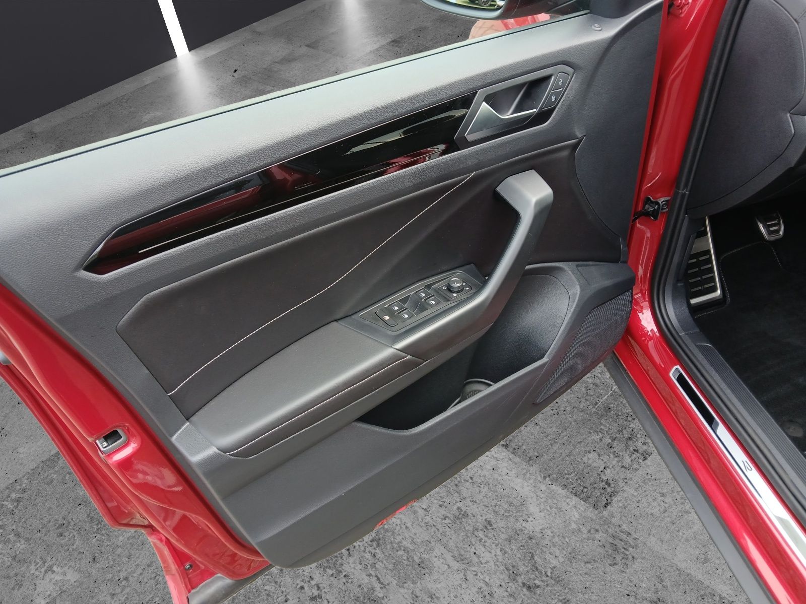 Fahrzeugabbildung Volkswagen T-Roc TSI R-Line LED AHK Navi AID ACC RFK SH