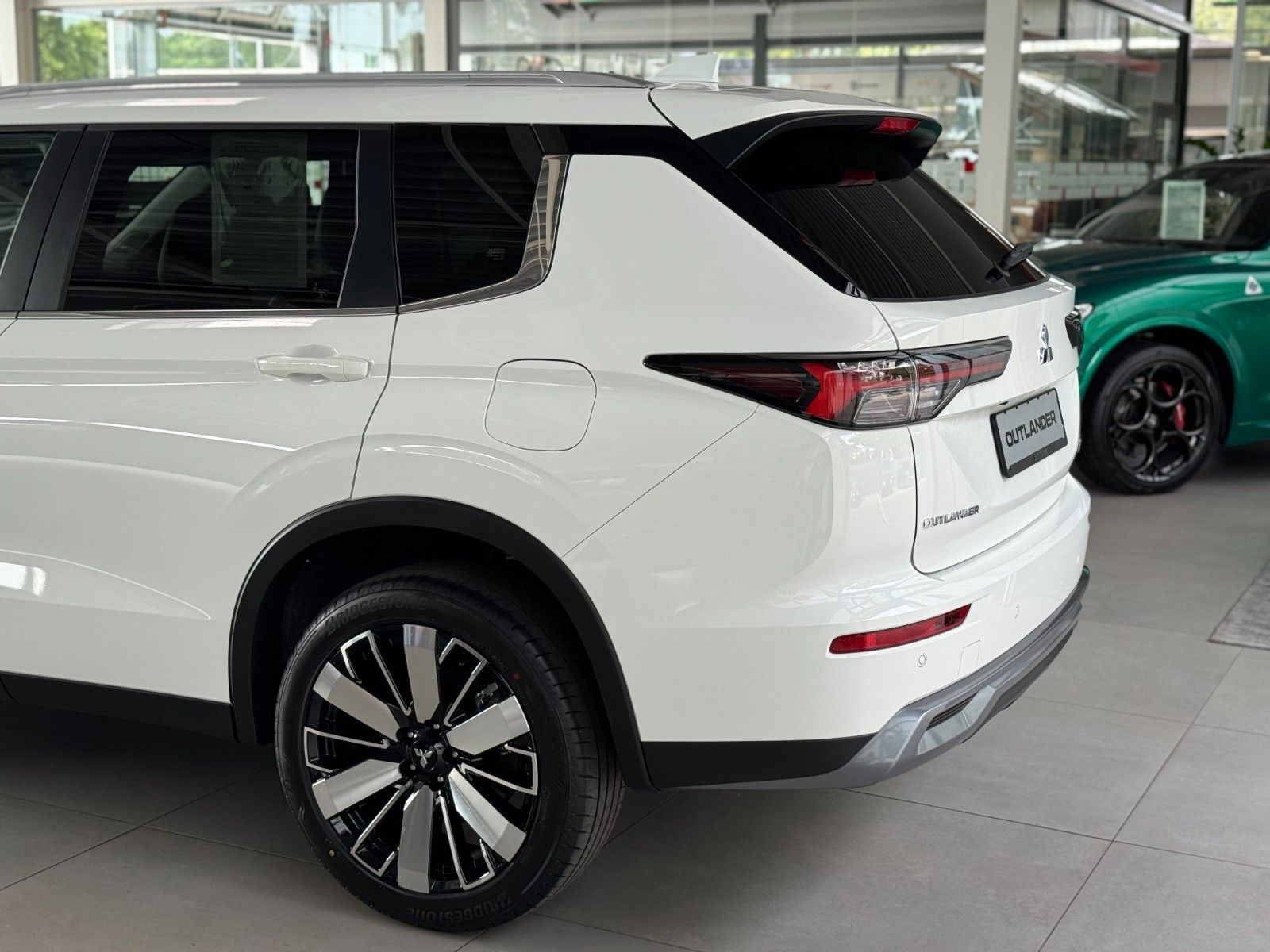 Fahrzeugabbildung Mitsubishi Plug-in Hybrid Outlander Intro Edition