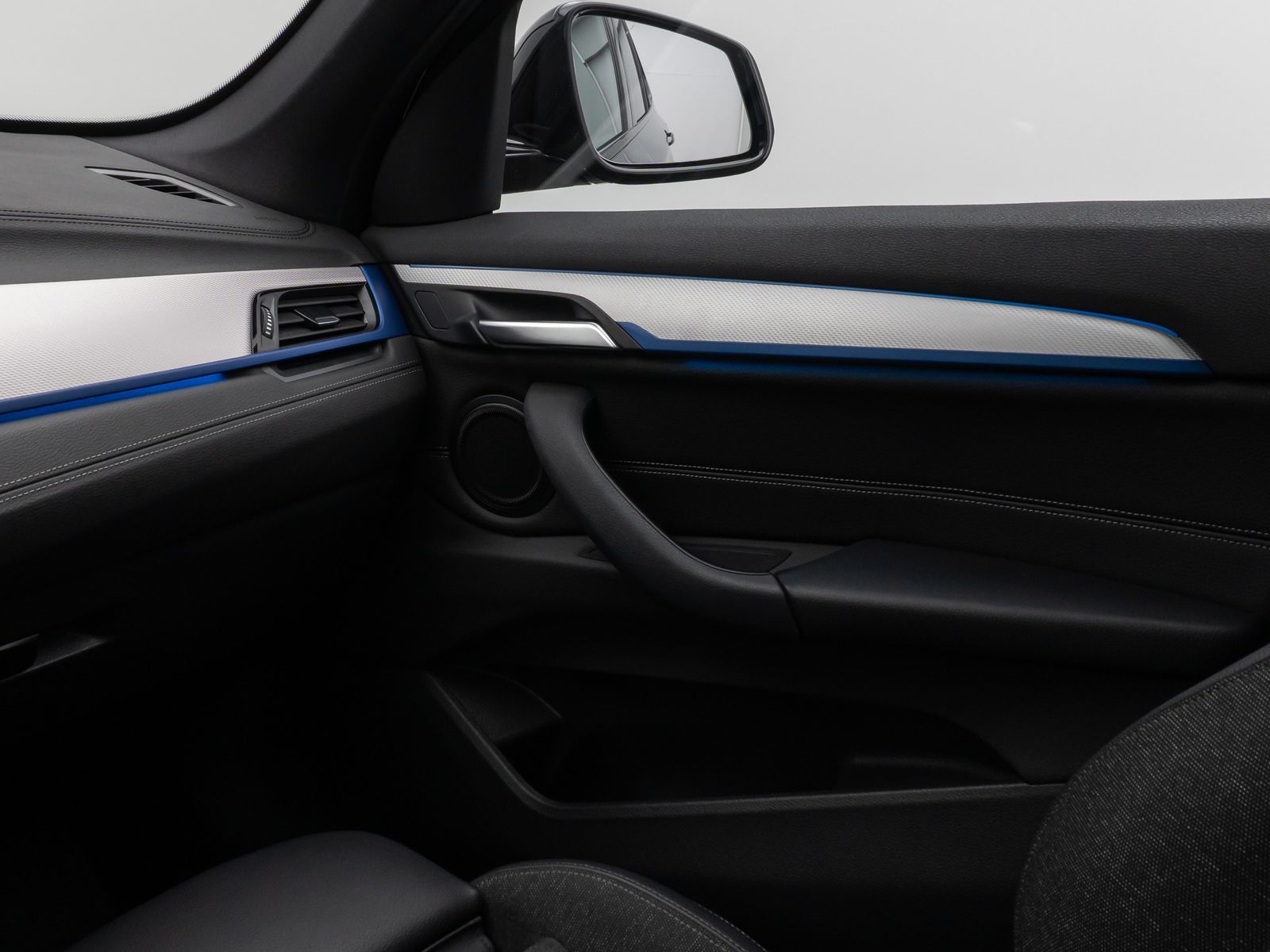 Fahrzeugabbildung BMW X1 xD25e M Sport Panorama Kamera HUD DAB HiFi