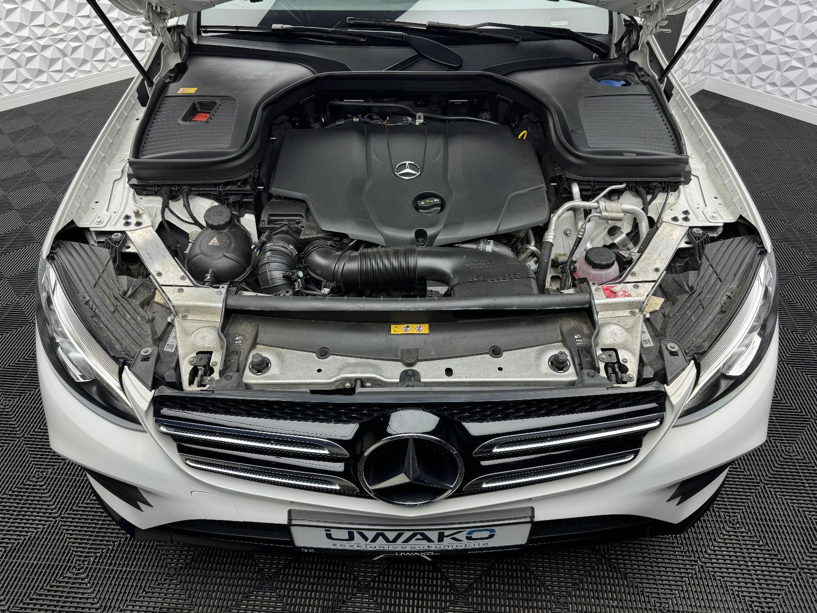 Fahrzeugabbildung Mercedes-Benz GLC 250 AMG/4MATIC/STANDHEIZUNG/R-CAM/NIGHT/AHK