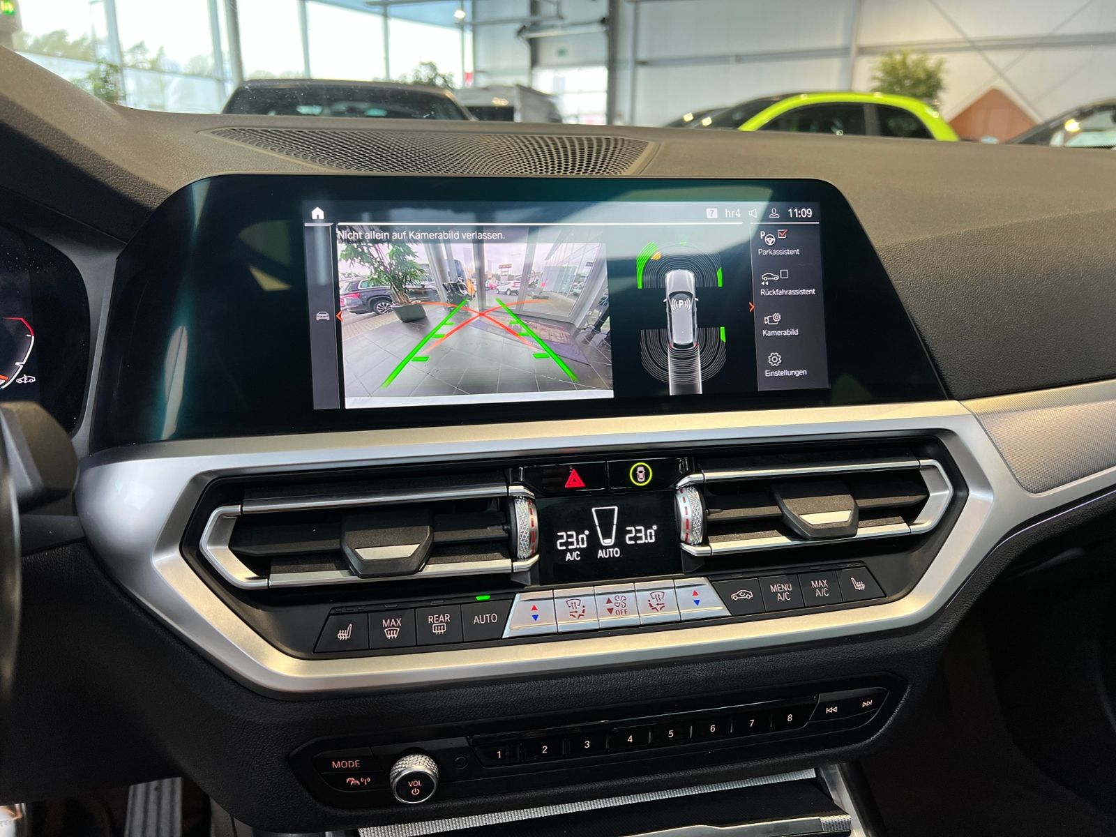 Fahrzeugabbildung BMW 320i Touring Sport Line PANO ACC LASER RFK