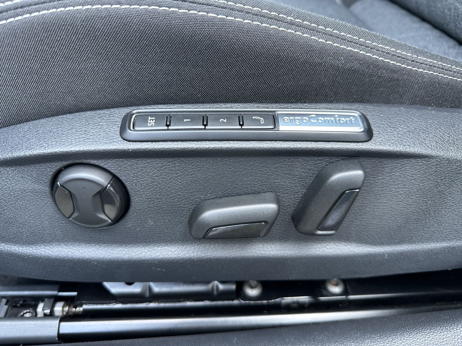 Fahrzeugabbildung Volkswagen Passat Variant R-Line NAV+MATRIX+AHK+PANO+HEADUP