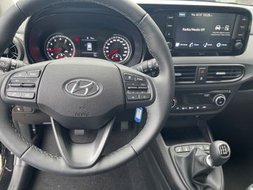 Fahrzeugabbildung Hyundai i10 1.2 Benzin Trend KOMFORT SHZ PDC