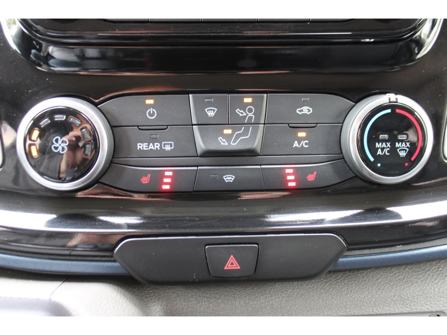 FORD Tourneo Custom 320 Titanium X 2.0 TDCi L2 Active - Image 27