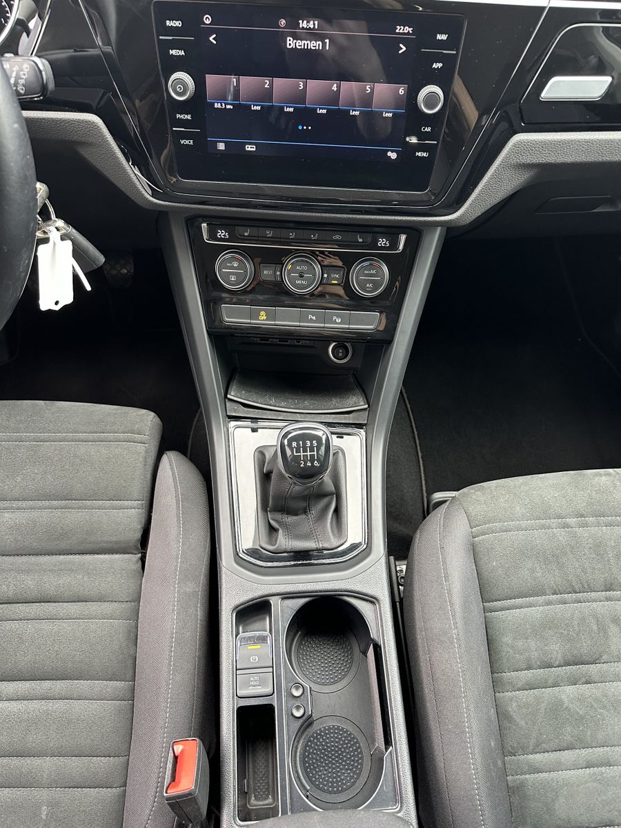 Fahrzeugabbildung Volkswagen Touran 1.5 TSI ACT HL 7-Sitzer NAV+LED+AHK+ACC