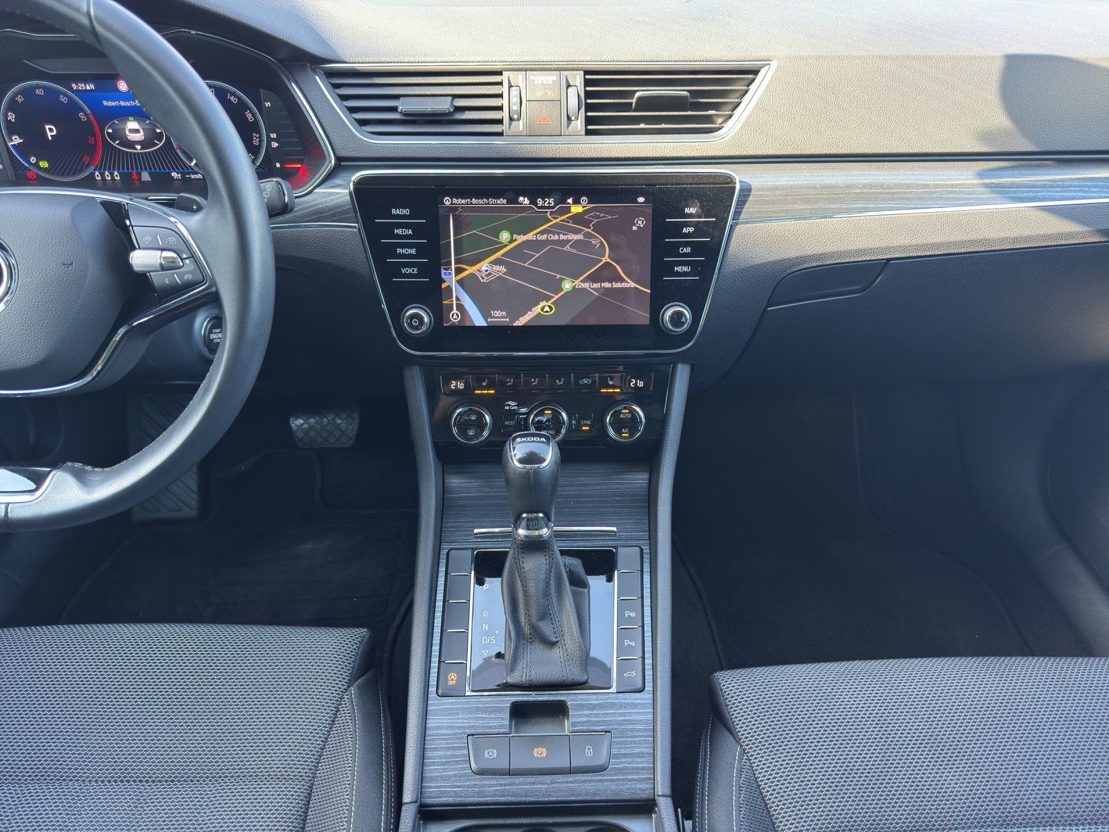 Fahrzeugabbildung SKODA Superb Combi 1.5 TSI DSG Style/AHK/KAMERA/ACC/