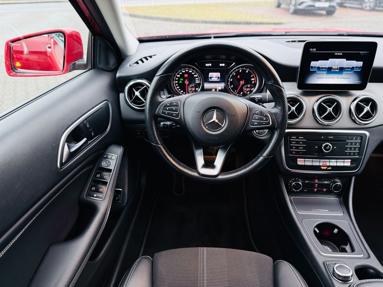 Fahrzeugabbildung Mercedes-Benz GLA 180 URBAN, Autom., Standh, LED, 360°, Navi,
