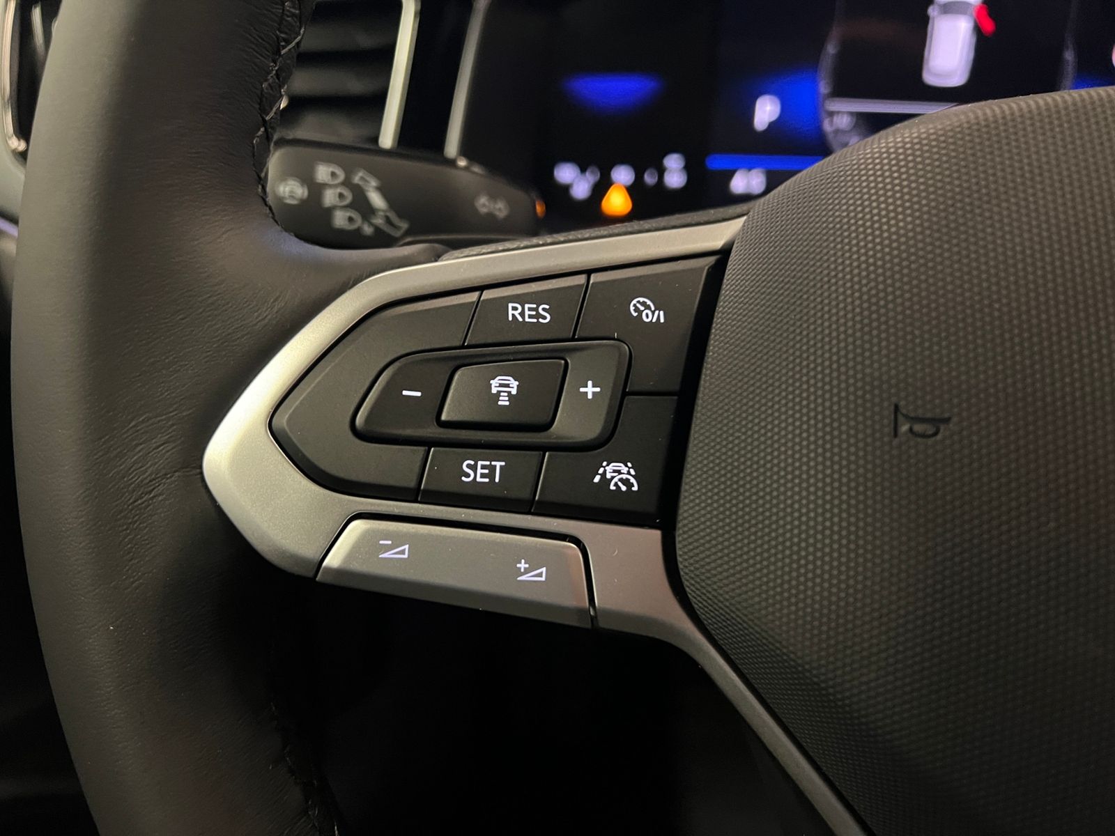 Fahrzeugabbildung Volkswagen Taigo R-Line 1.5 TSI DSG *AHK, 17"-LM, "IQ.DRIVE