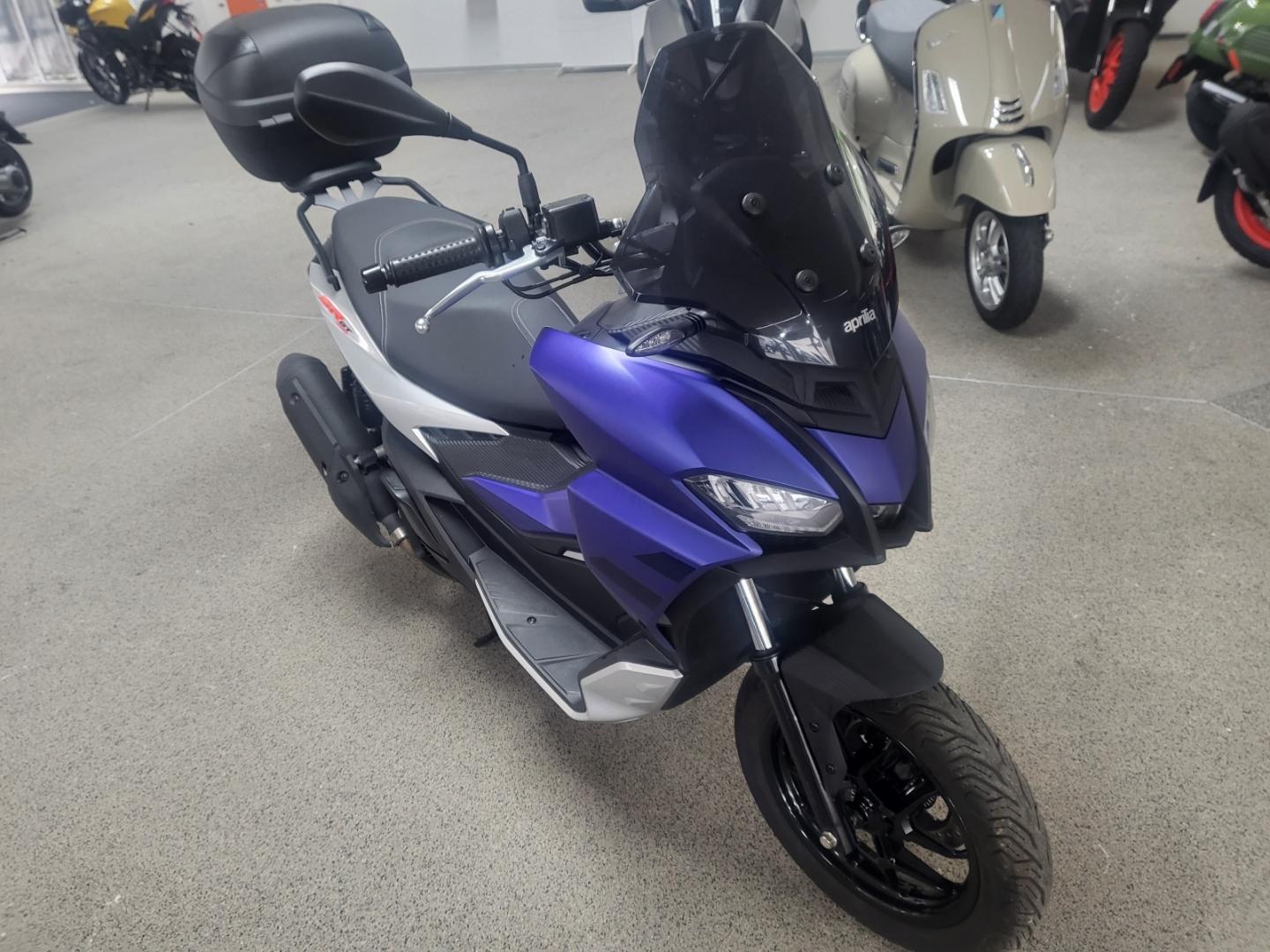 Aprilia SR GT 200  Blau Topcase