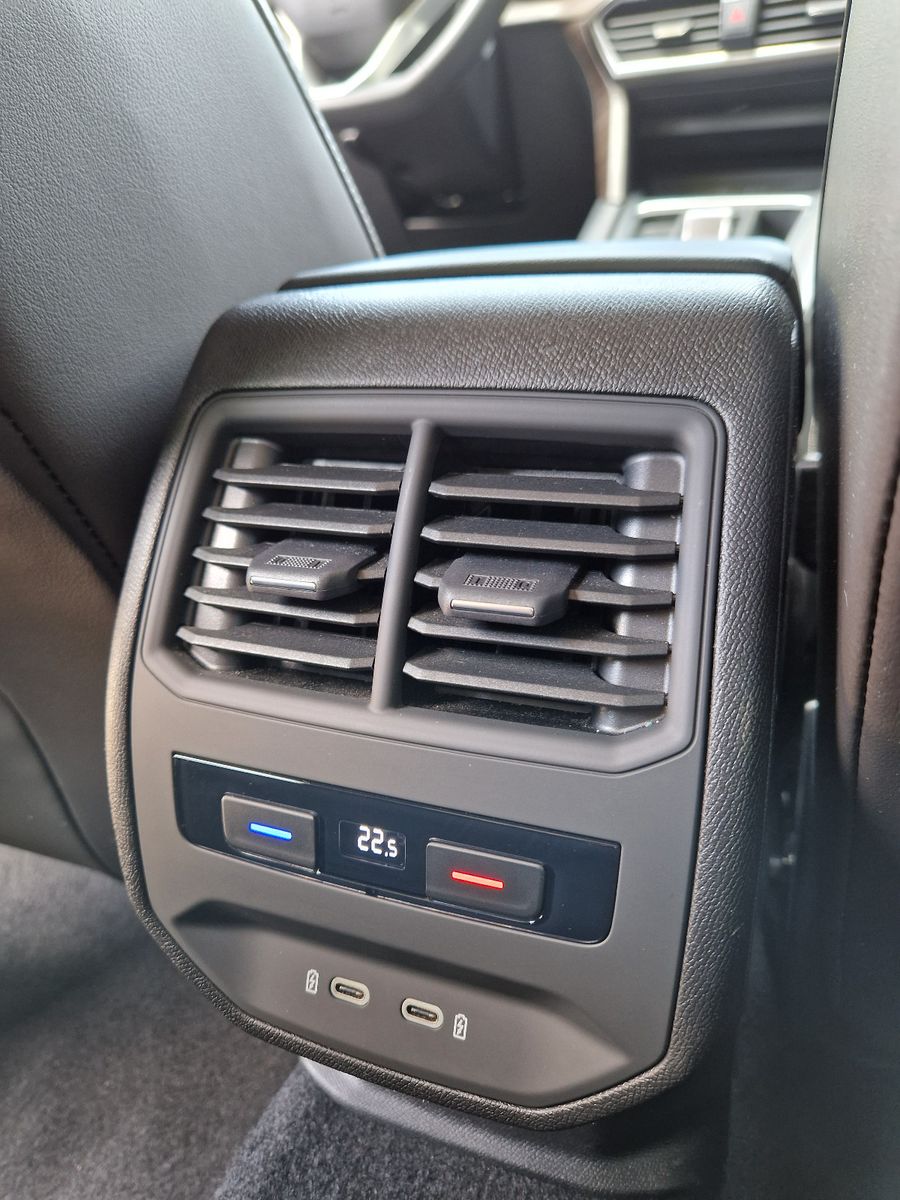 Fahrzeugabbildung SEAT Leon 1.5 TSI DSG Xcellence NAVI LED