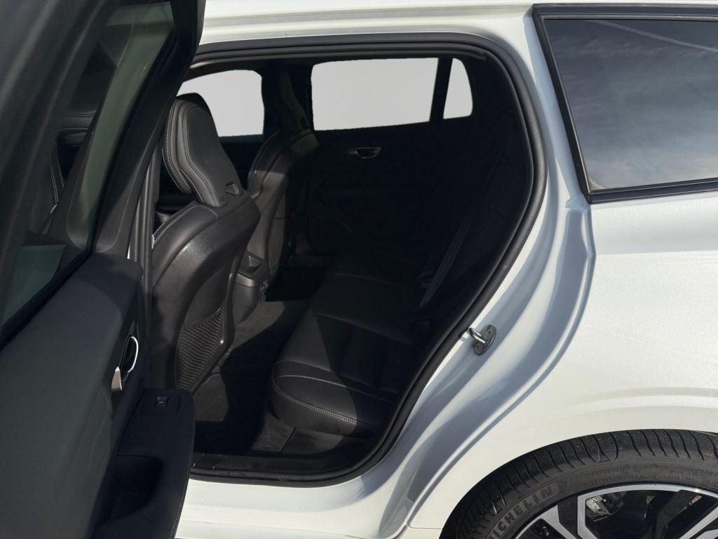 VOLVO V60 B4 B DKG Plus Dark 360° HUD AHK semi elektr. VOLVO V60 B4 B DKG Plus Dark 360° HUD AHK semi elektr.