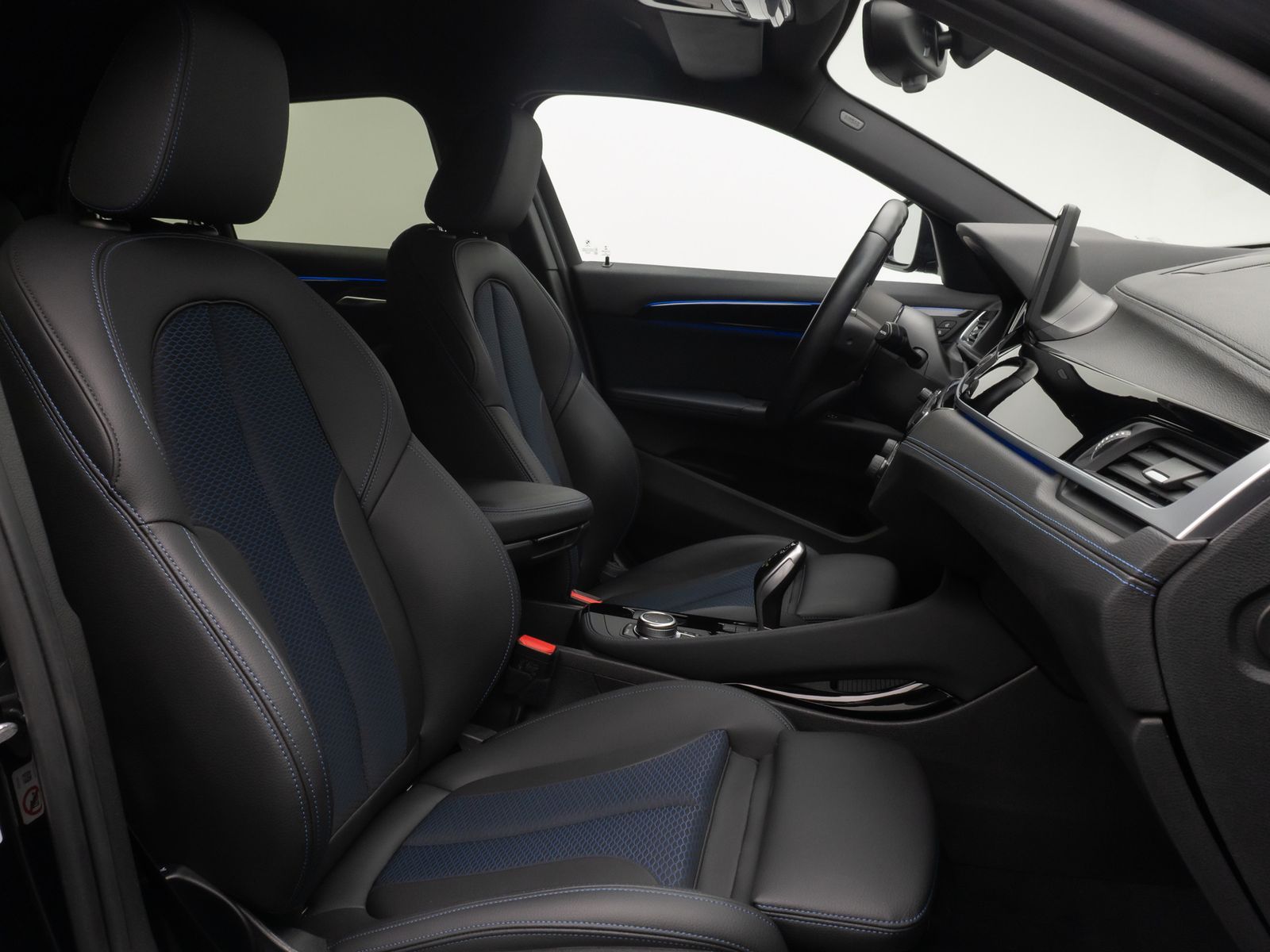 Fahrzeugabbildung BMW X2 sD20i M Sport HUD DAB HiFi Parkassist Komort