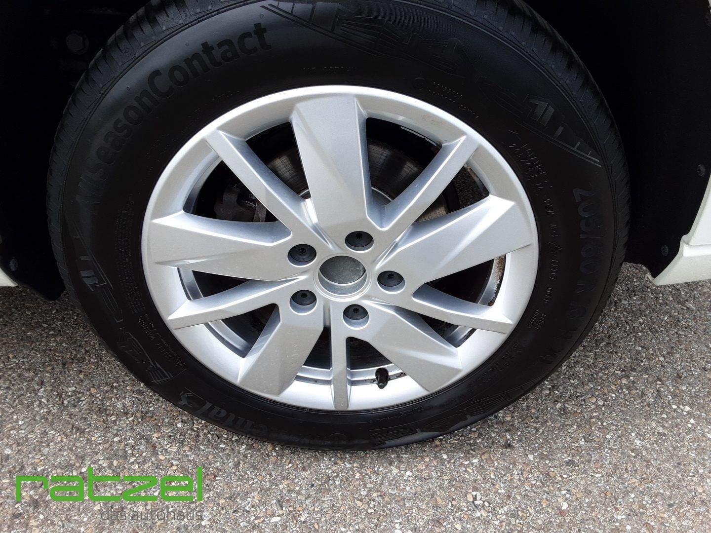 Fahrzeugabbildung Volkswagen Caddy Life 1.5 TSI LMF Dachreling Sitzhzg. Navi