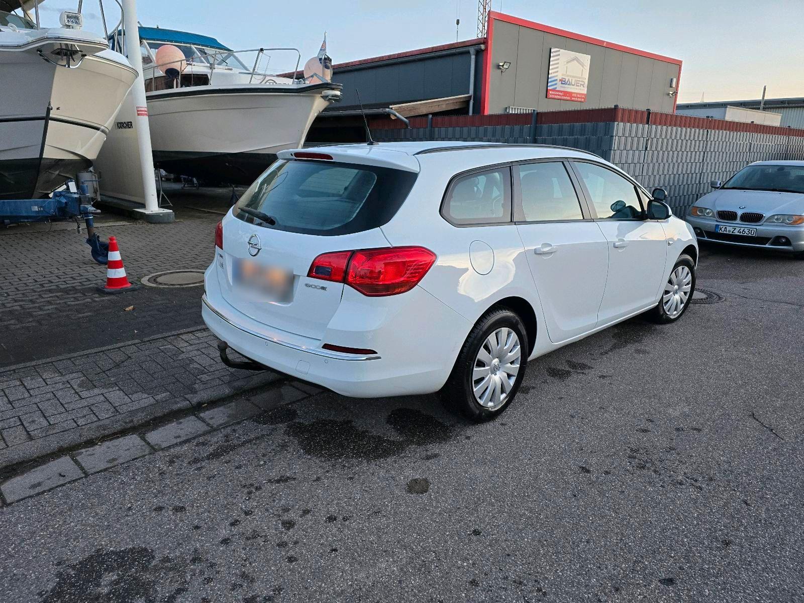 Opel Astra 2014 — interior