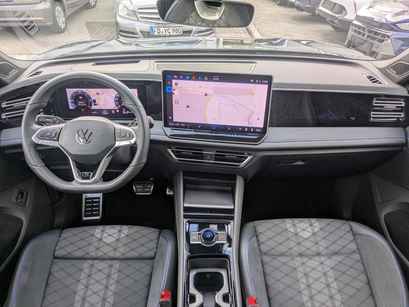 Fahrzeugabbildung Volkswagen Tiguan 2.0 TDI 4M R-Line PANO*H&K*AHK*MATRIX*20"
