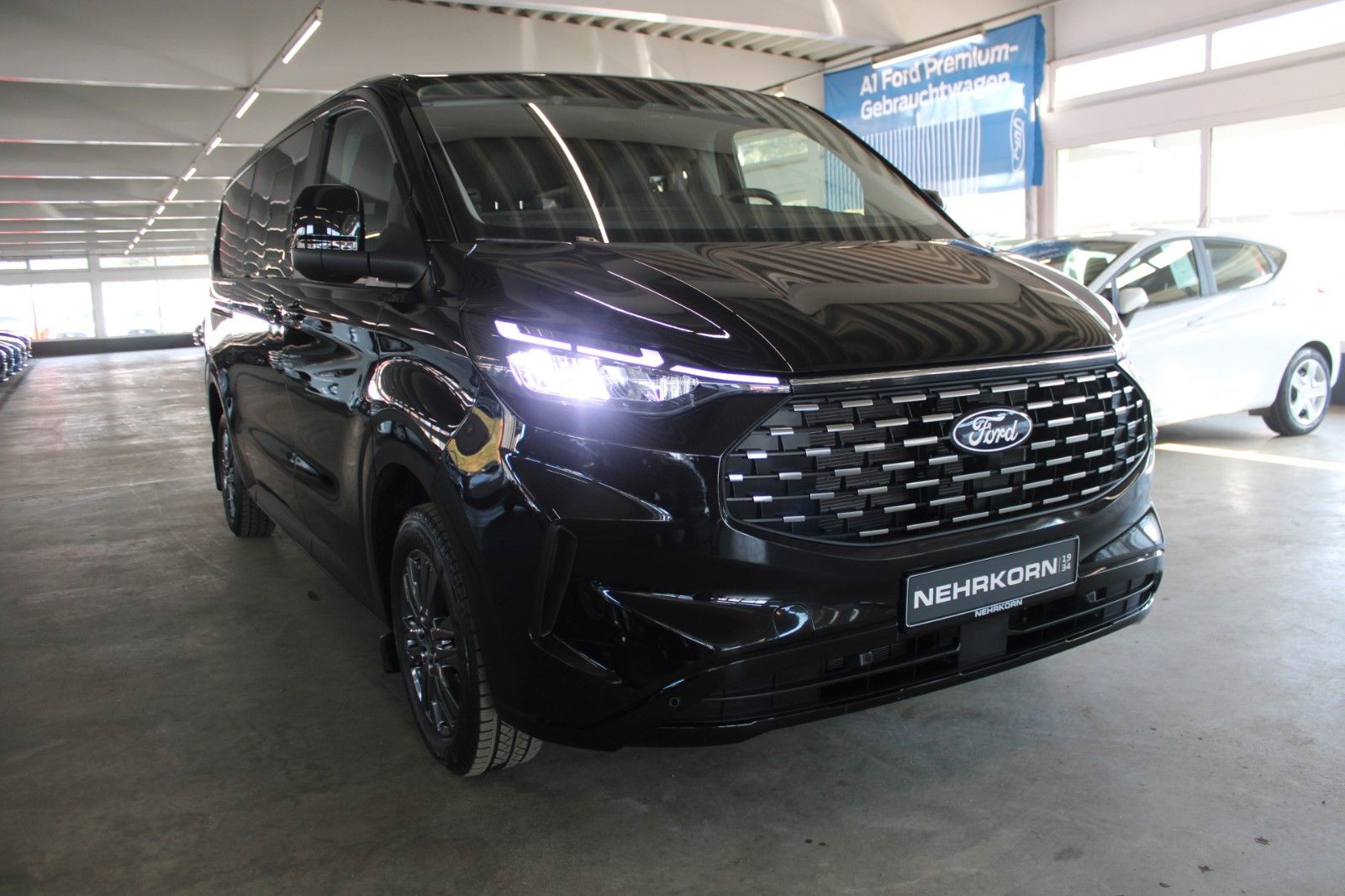 Fahrzeugabbildung Ford Tourneo Custom L2 Titanium LED AHK ACC WinterPak