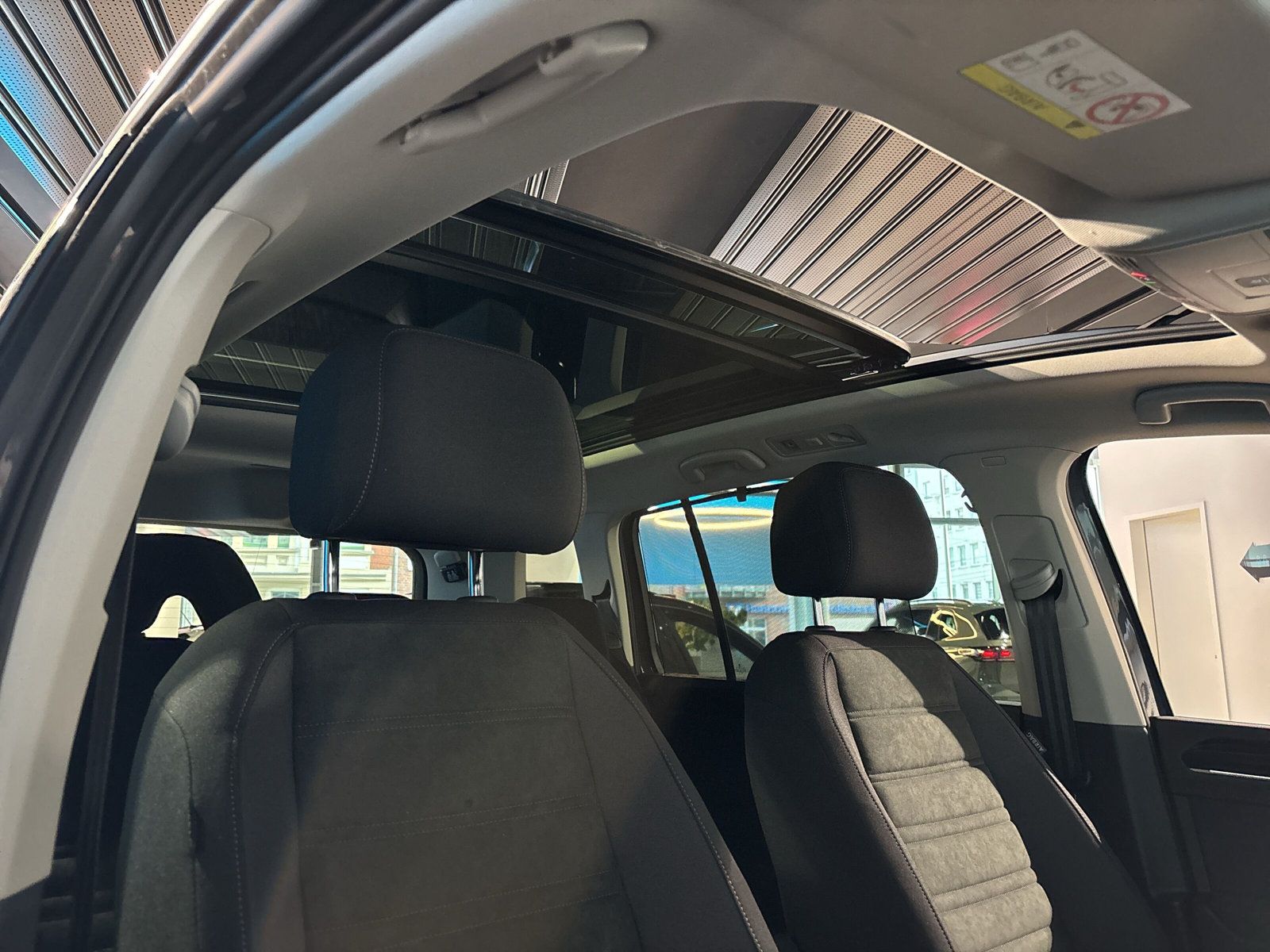 Fahrzeugabbildung Volkswagen Touran 2.0 TDI Highline Keyless Pano Kamera AHK