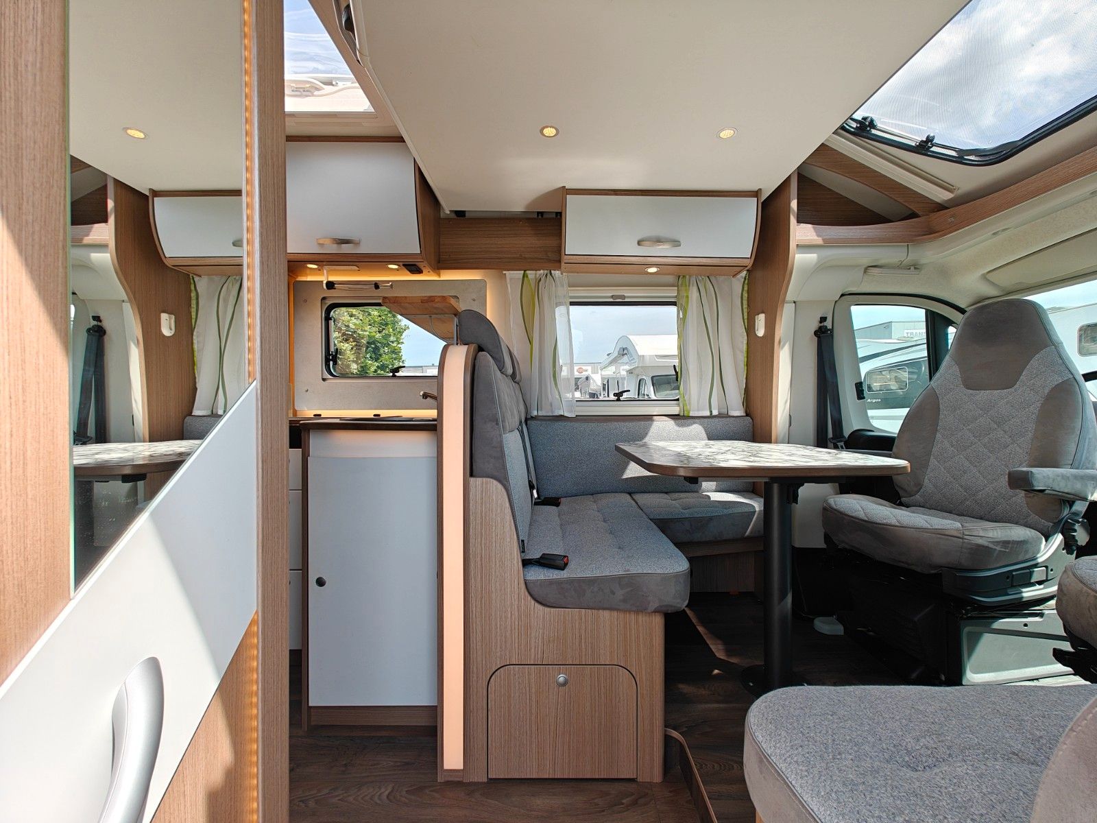 Fahrzeugabbildung Carado T-447 Clever+ Edition - SAT, TV, A/T, Hubbett -
