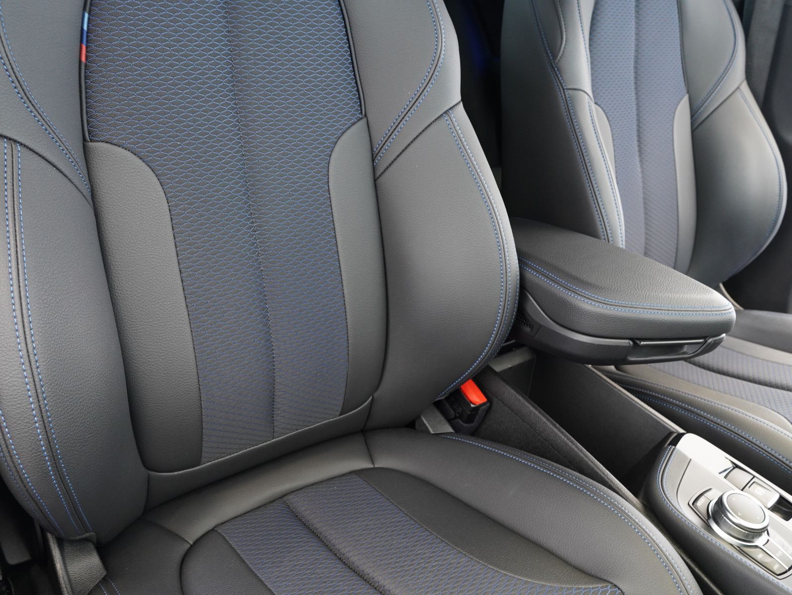 Fahrzeugabbildung BMW X2 sDrive 20 i M Sport LED/HEADUP/KEYLESS/KAMERA