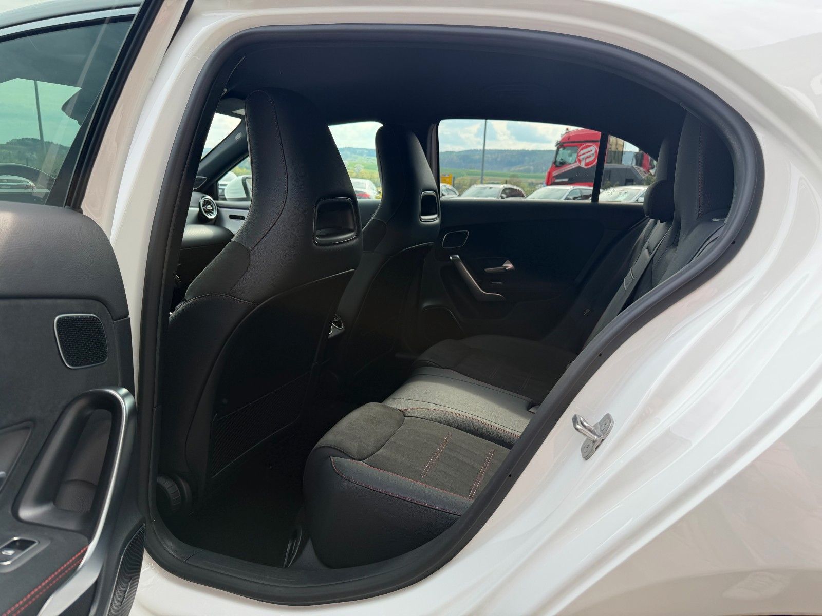 Fahrzeugabbildung Mercedes-Benz A 220 d AMG BURM+AHK+360°+MBEAM+TOTW+DISTR