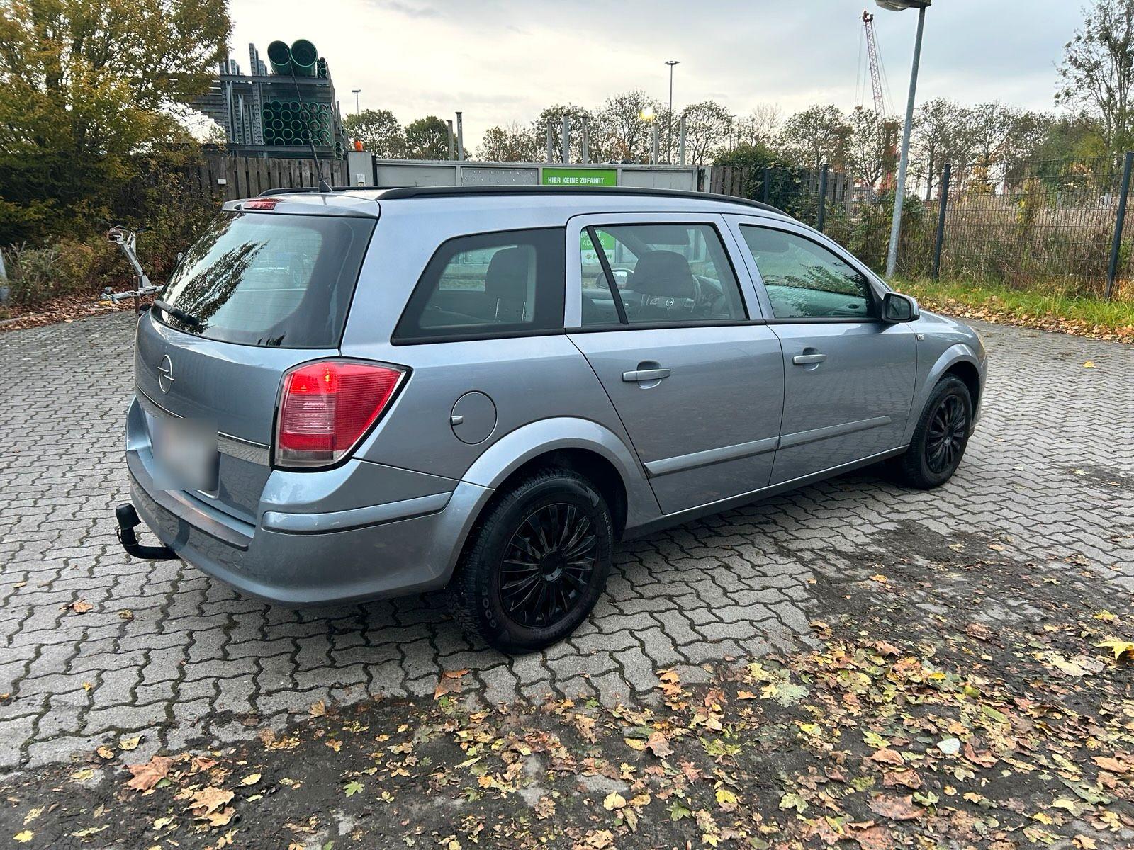 Opel Astra 2006 — rear view