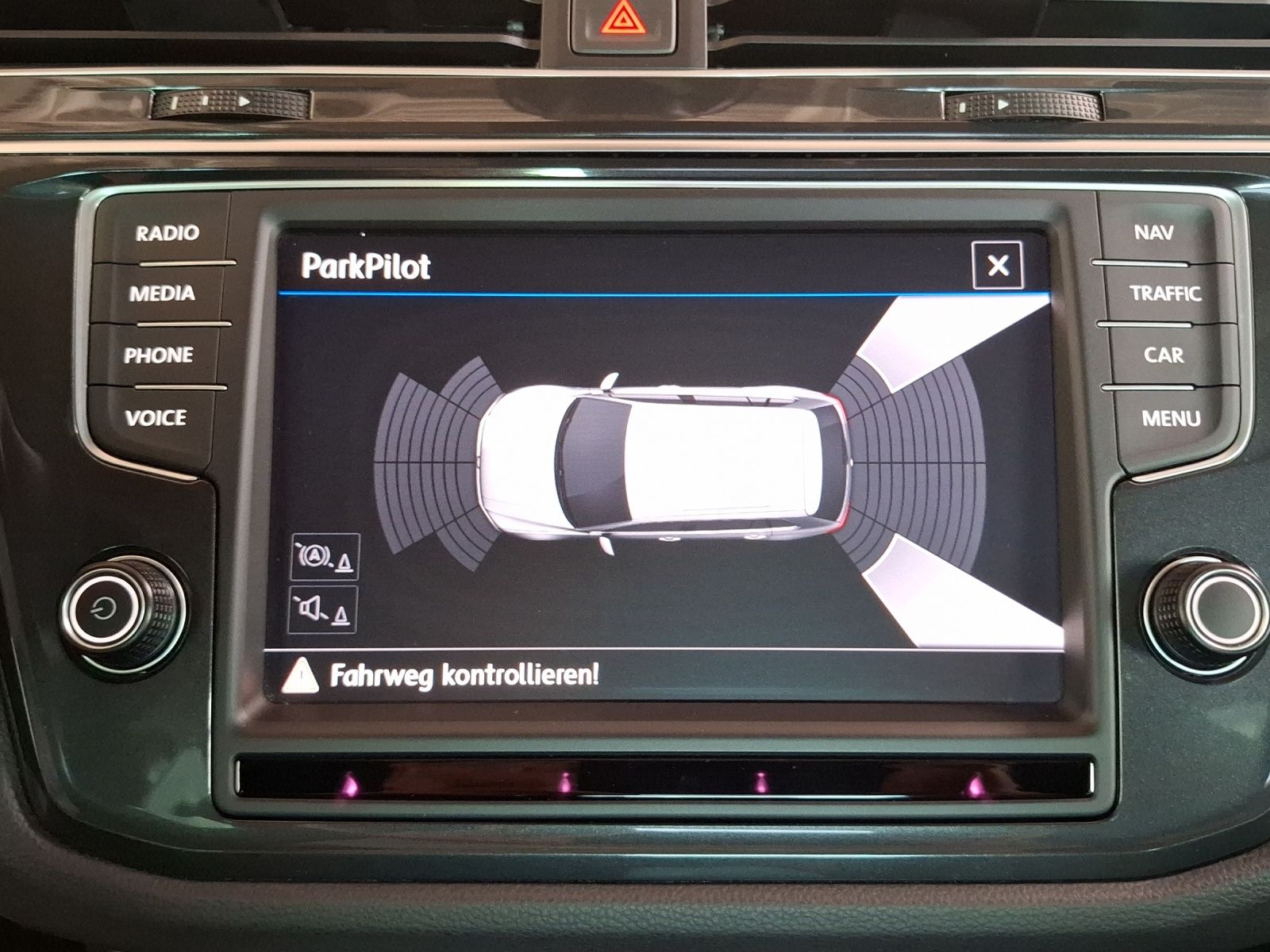 Fahrzeugabbildung Volkswagen Tiguan TSI R-Line DSG 4M LED AHK Navi Pano HUD A