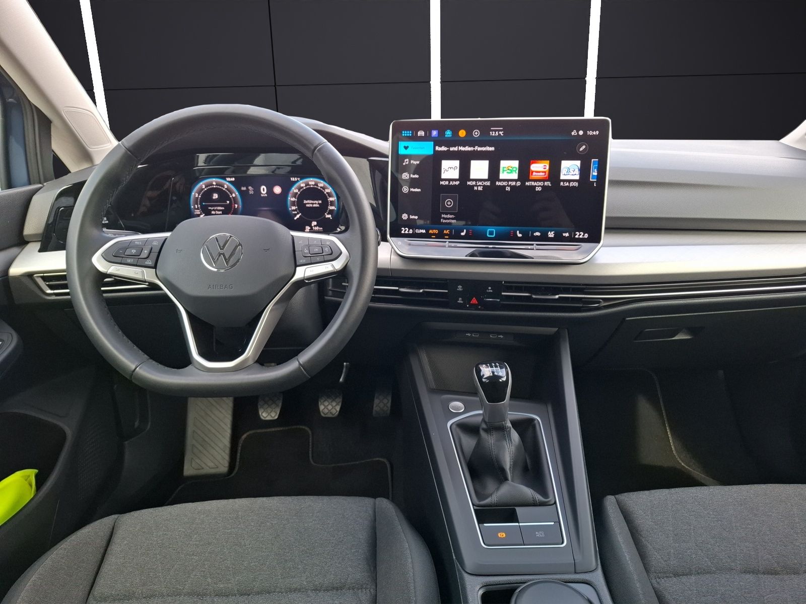 Fahrzeugabbildung Volkswagen Golf VIII Variant TSI Life Standhzg. LED Navi AI