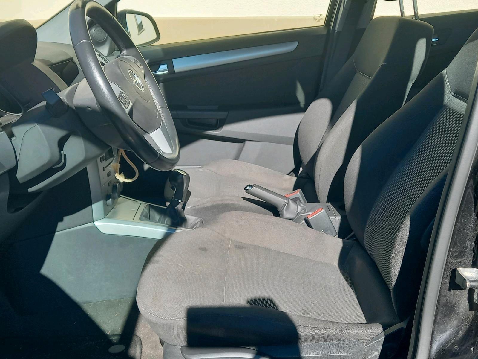 Opel Astra 2010 — photo 10