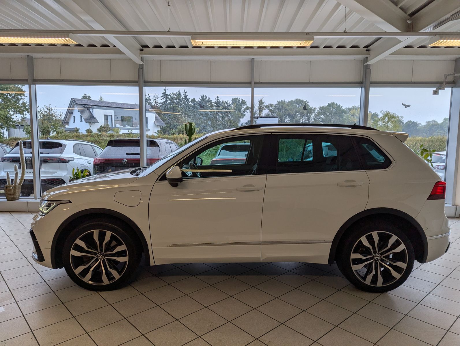 VW Tiguan R-Line eHybrid Matrix Kamera DCC ACC 20" - Image 4
