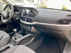 Fahrzeugabbildung Fiat Tipo 1.4 Street AAC SHZ PDC GRA 5 - TÜRER ZV USB