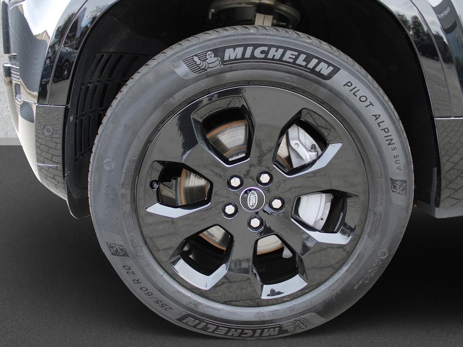 Fahrzeugabbildung Land Rover Land Rover Defender 130 D300 X-Dynamic SE