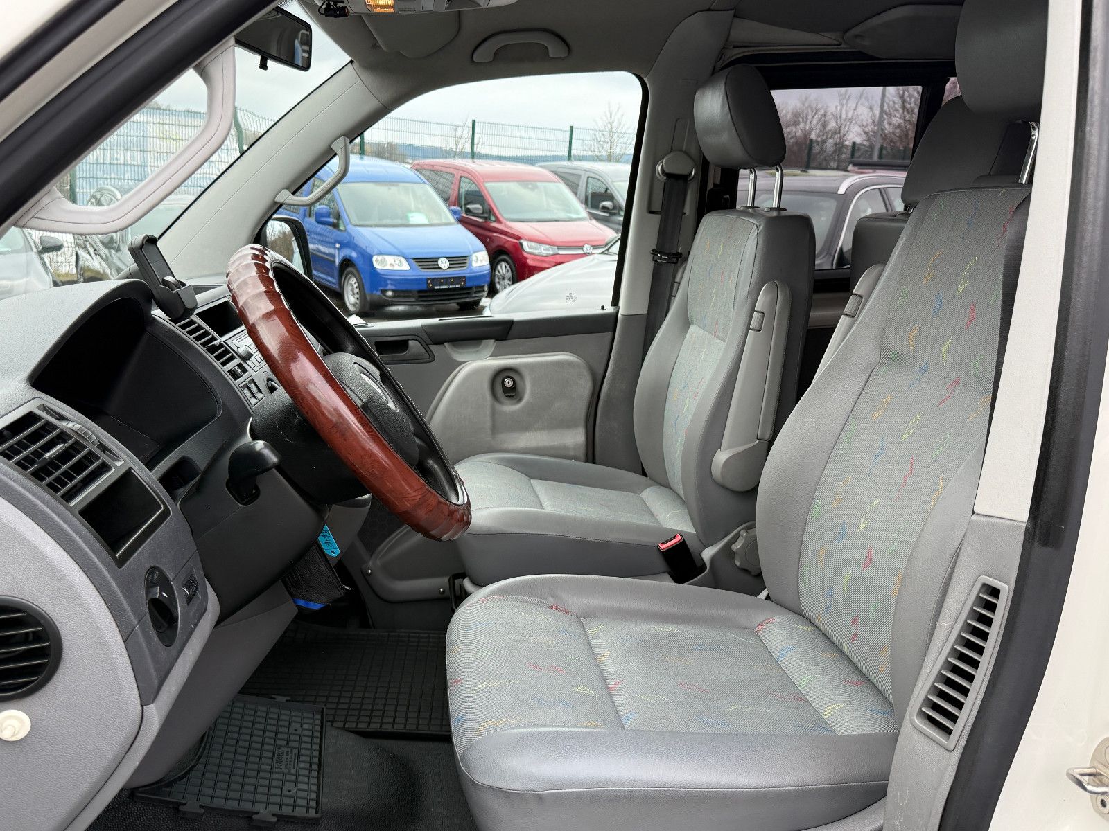 Fahrzeugabbildung Volkswagen T5 2.5 TDI 5-Zylinder 7-Sitzer Klima PDC Sthz