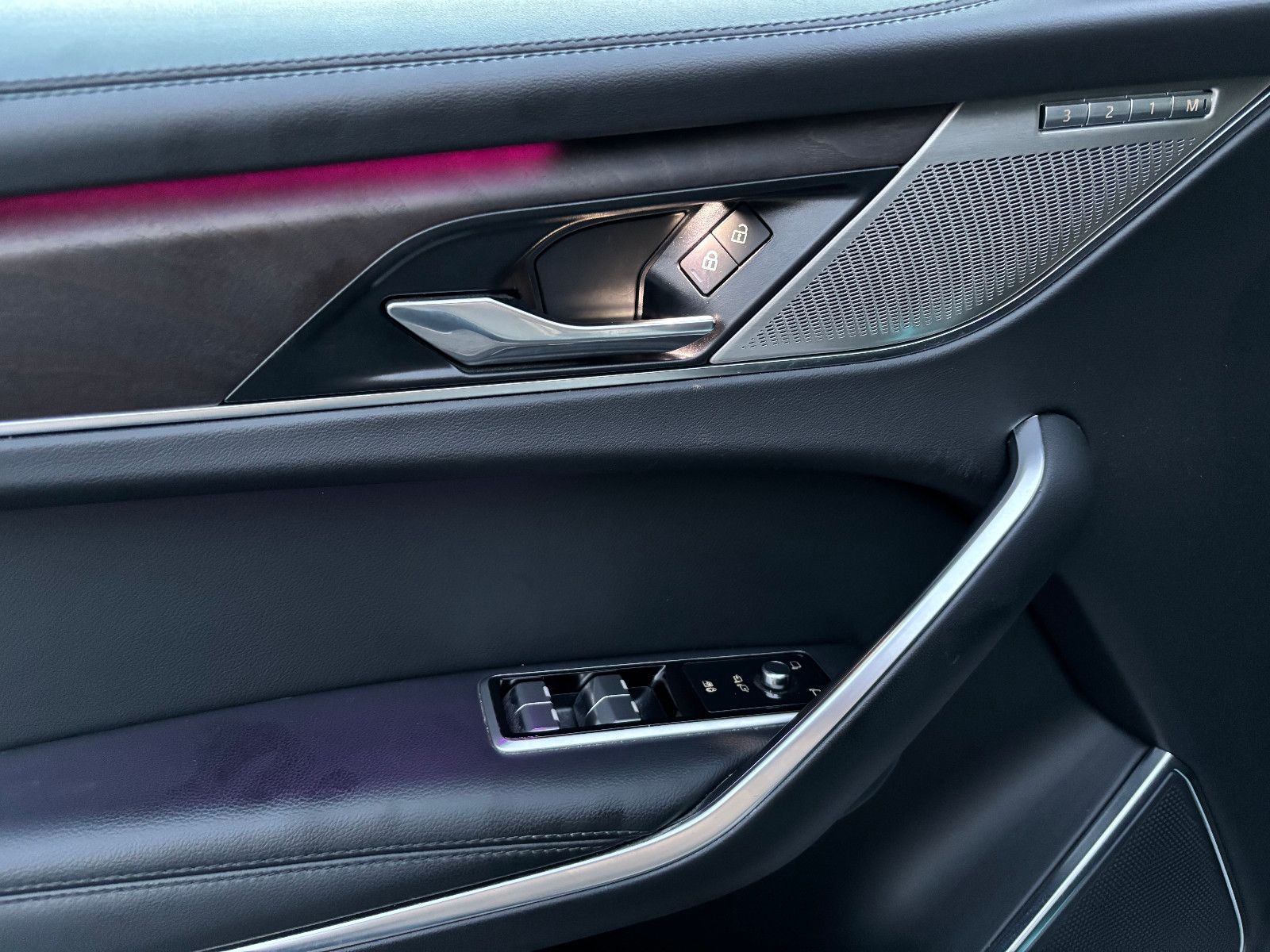 Fahrzeugabbildung Jaguar F-PACE SE AWD/D300KA;ERA/MASSAGE/APPLE/NAVI/KAM