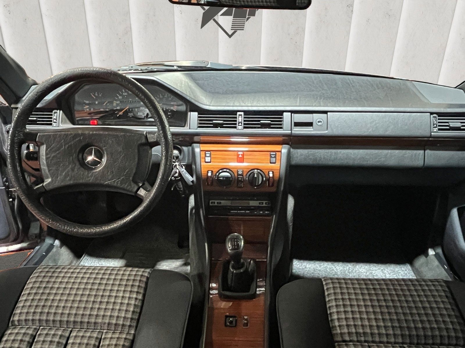 Fahrzeugabbildung Mercedes-Benz 230 CE*W124C*1 Hand*128tkm* Guter Zustand*