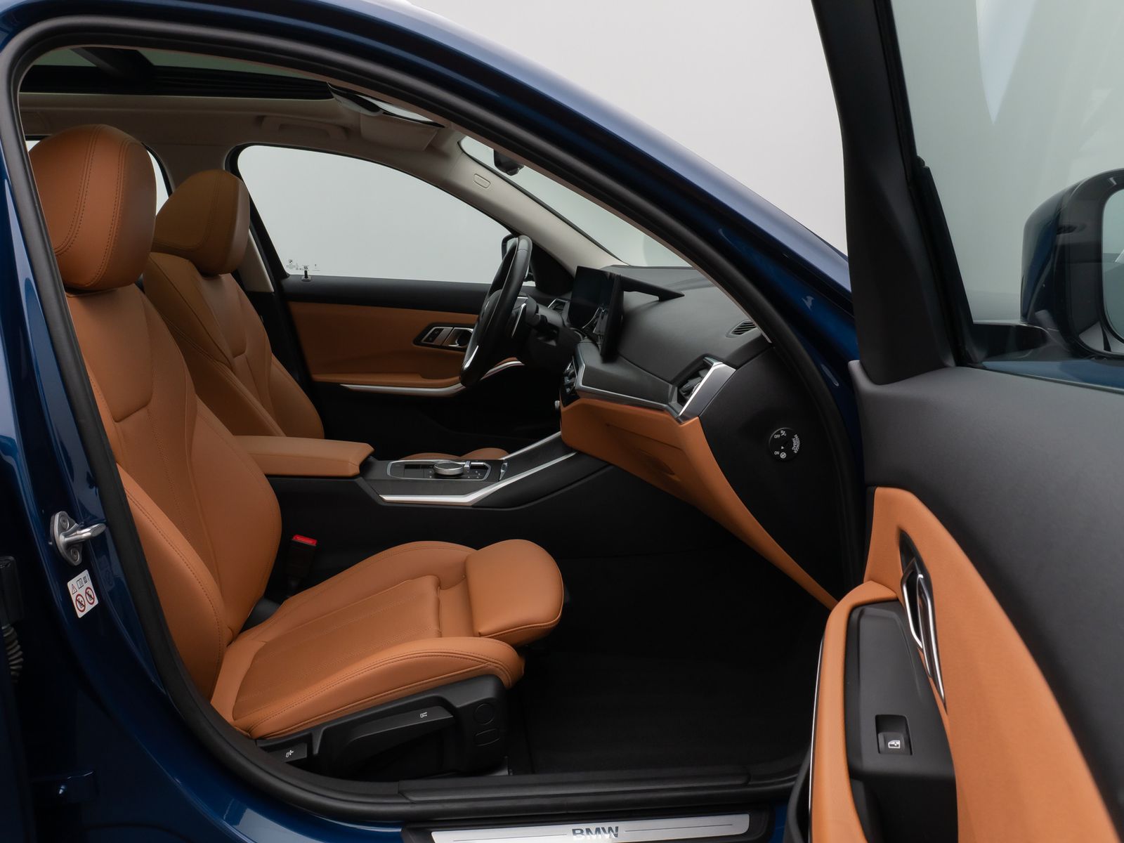 Fahrzeugabbildung BMW 320d xD  Panorama HUD DAB AHK Alarm PDC Sport