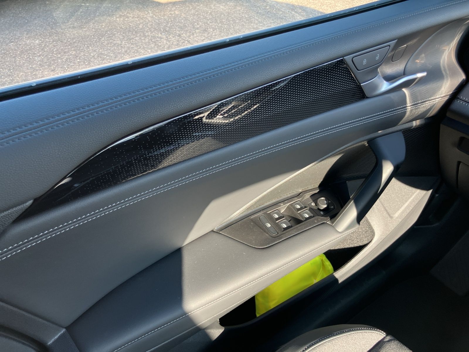 Fahrzeugabbildung Volkswagen Tiguan 1.5 e Life DSG LED ACC RearView Ambiente