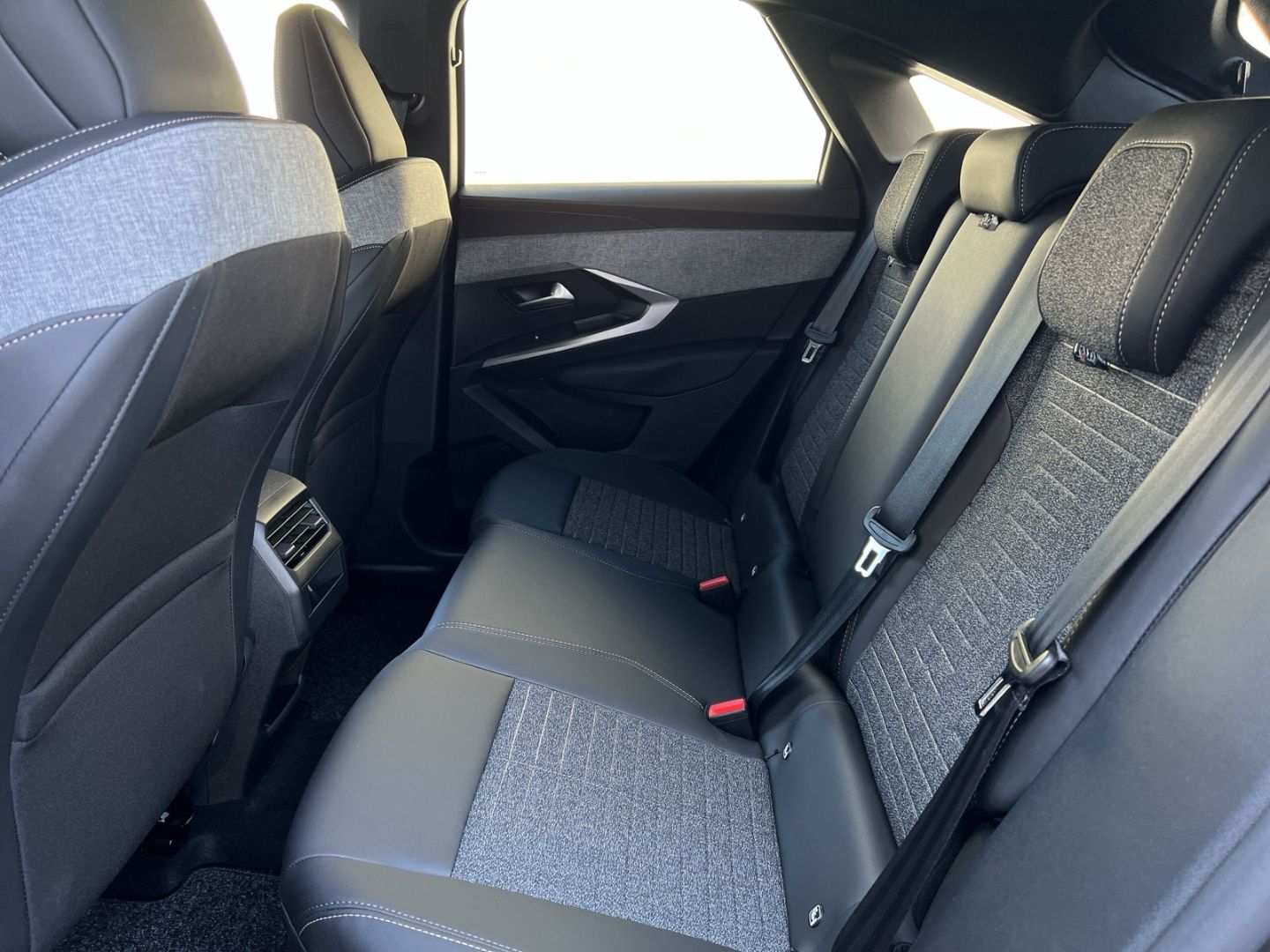 Fahrzeugabbildung Peugeot 3008 Allure HYBRID 145 e-DSC6  Navi AHK CarPlay