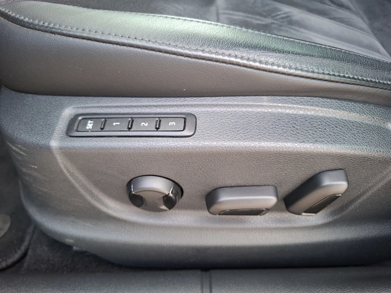 Fahrzeugabbildung SKODA Octavia Combi TSI L&K DSG LED Navi ACC PDC SHZ 1
