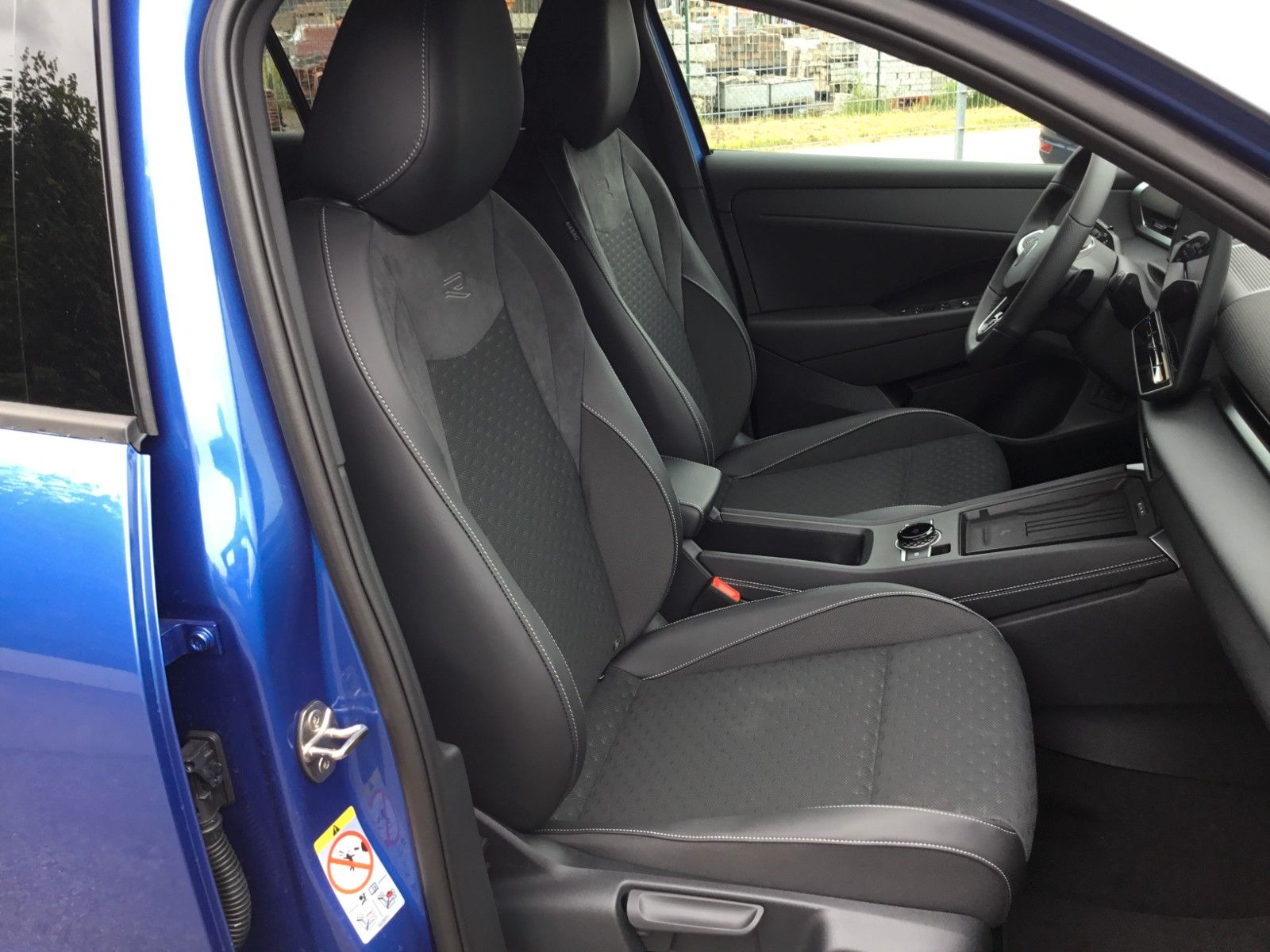 Fahrzeugabbildung Volkswagen T-Roc 1.5 eTSI DSG R-Line+AHK+LED+Navi+18"+Kessy