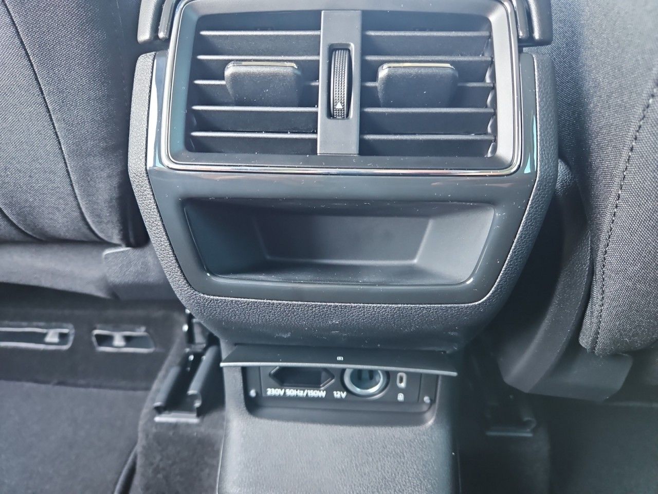 Fahrzeugabbildung SKODA Karoq Selection Style TSI DSG