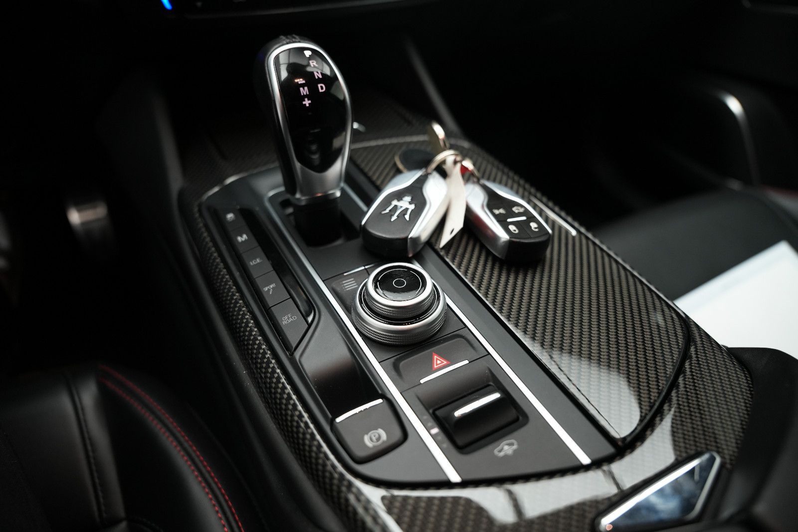 Fahrzeugabbildung Maserati Levante S/CARBON/HARMAN-KARDON/KAMERA/BRD