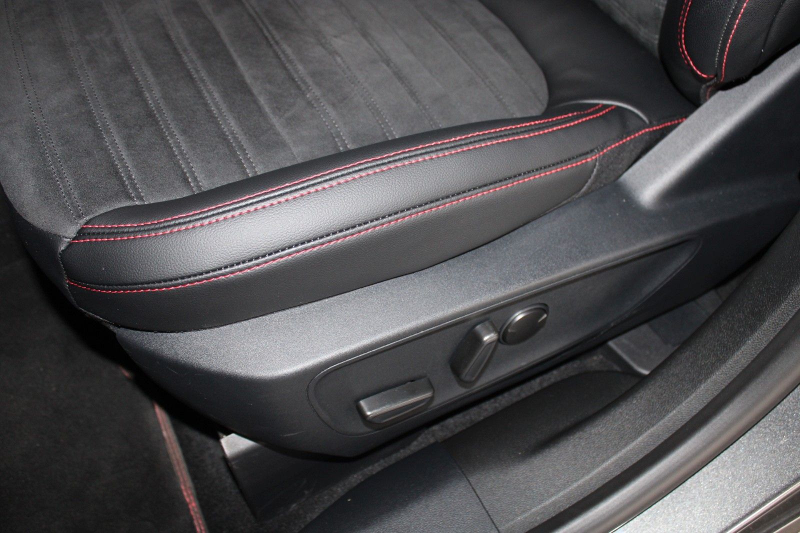 Fahrzeugabbildung Ford Kuga 2.5 PHEV ST-Line X Aut. LED B&O AHK HUD uvm