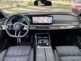 BMW i7 M70 xDrive || Autobahnass TheatherScreen B&W - BMW i7 in Essen